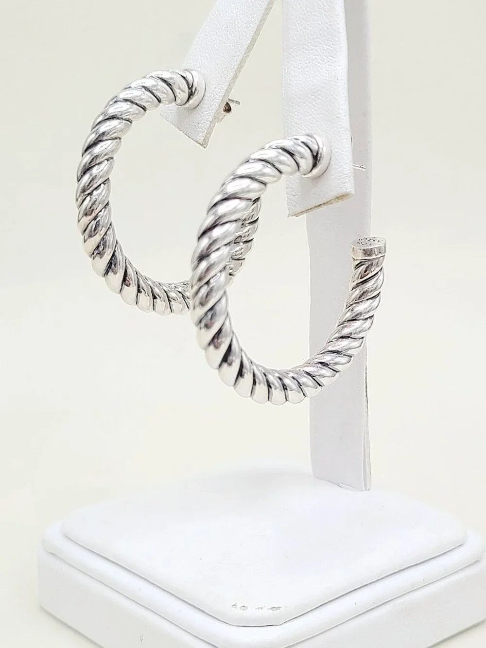 David Yurman Sculpted Hoop Earrings in Sterling Silver - Picture 6 of 8